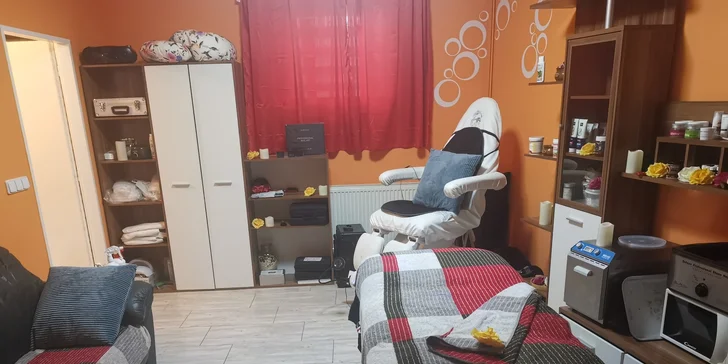 Indiánská masáž se provádí střídavě silnějšími a jemnějšími masážními pohyby. 