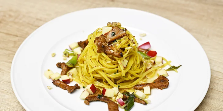Čerstvé linguine s liškami na bílém víně, čerstvými jablky, praženými oříšky a hoblinami parmazánu.