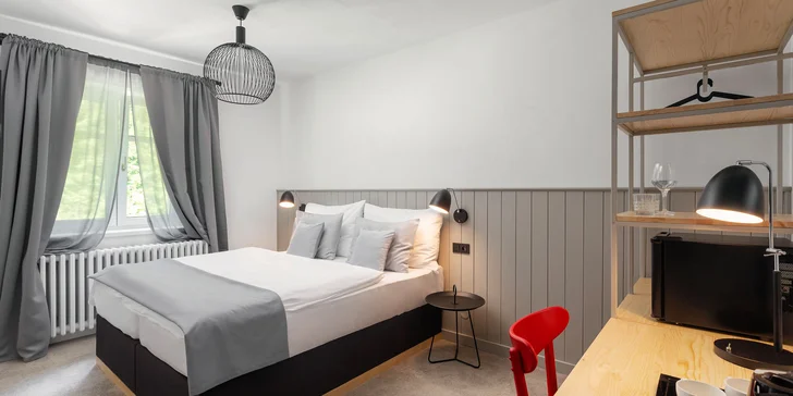 Bydlet budete hned u vchodu do Teplických skal, v Hotelu Orlík.