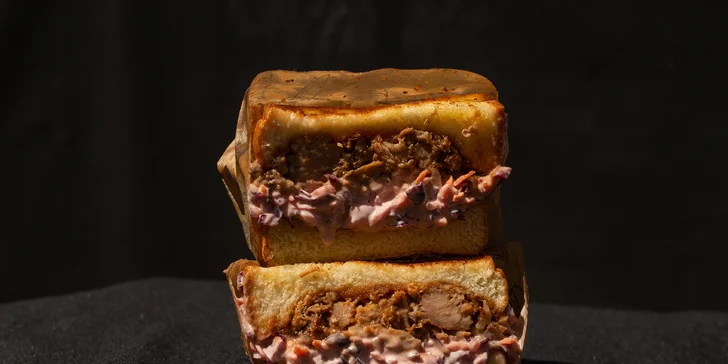 BBQ Pulled Pork Sandwich trhané bravčové mäso s coleslawom