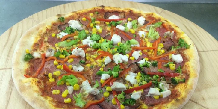 Vyberte si 2 pizzy z jídelního lístku.