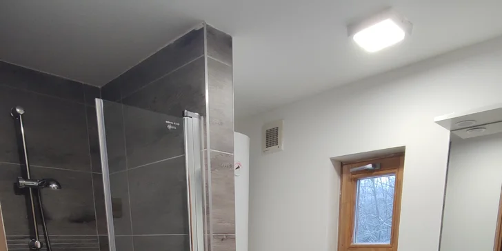Nechybí koupelna s toaletou a sprchou.