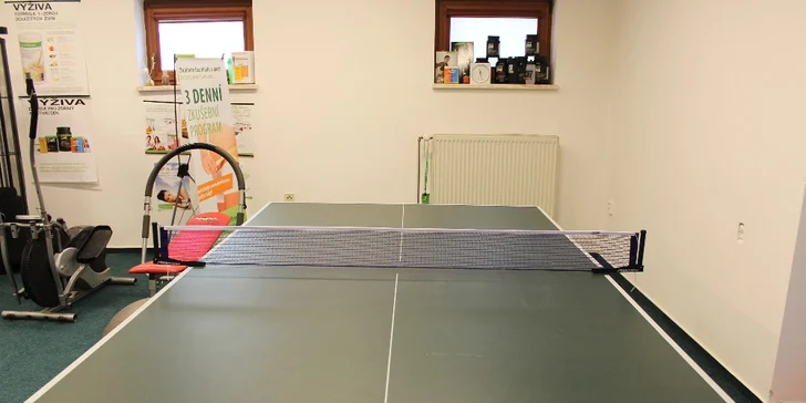 Kromě rotopedu a činek tu můžete využít i stolní tenis.