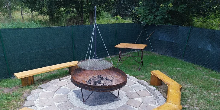 Vonku nájdete aj ohnisko s grilom.