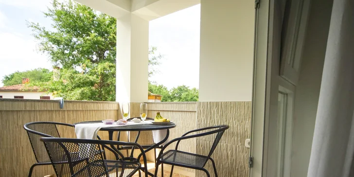 K pokojům i apartmánům patří balkon nebo terasa. 