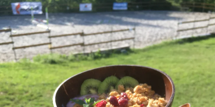 Každé ráno vás nastartuje snídaně servírovaná v kokosových miskách. Na výběr máte sladkou nebo slanou verzi snídaně. 