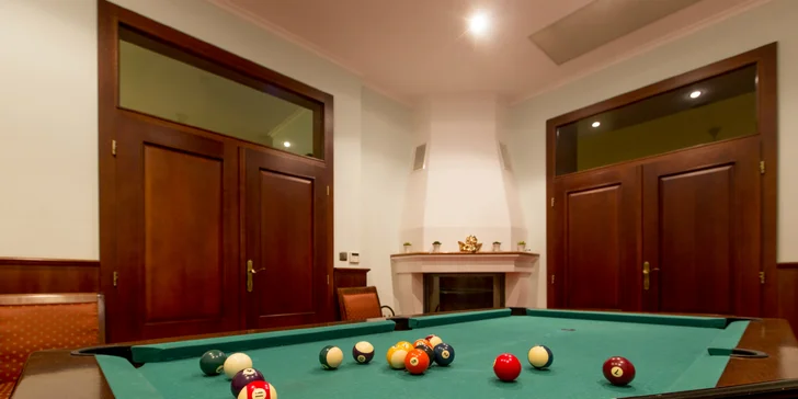 Zahrajete si i billiard.
