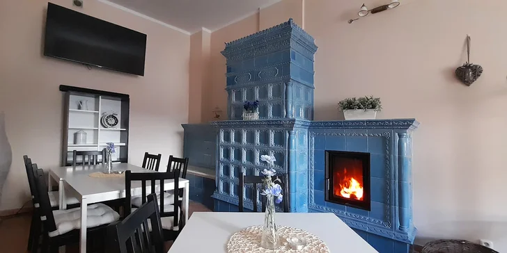 Na prízemí hotela nájdete útulný salónik s kachľovou pecou a veľkou televíziou.