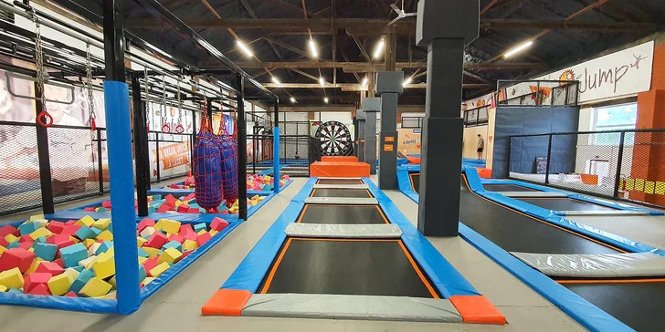 Jump Family Plzeň: hodinový vstup do trampolínového centra se spoustou atrakcí