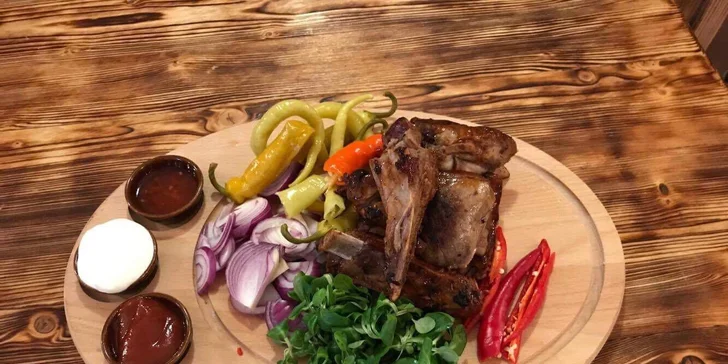 Prkno plné dobrot: 700 gramů pečených vepřových žeber, papričky i omáčky