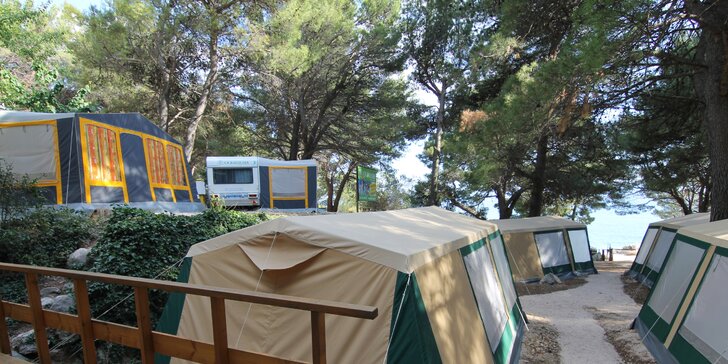 Autobusem do kempu přímo u moře: stany s vybavením či karavany LUX