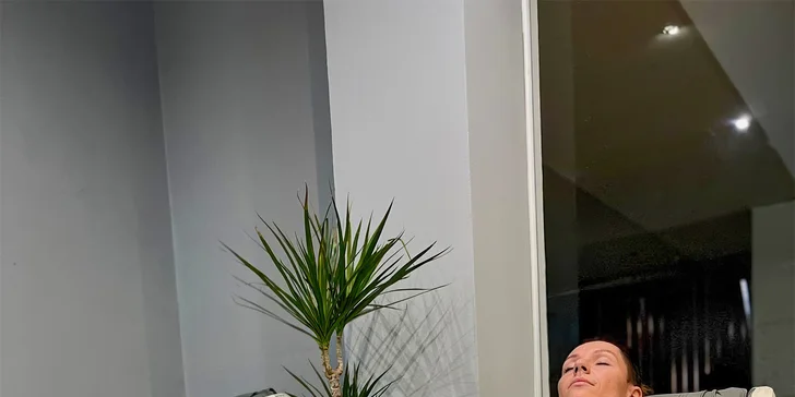 Některé varianty nabídnou i masážní křeslo, které vás přenese do světa jemných vibrací a rychlé regenerace celého těla. 