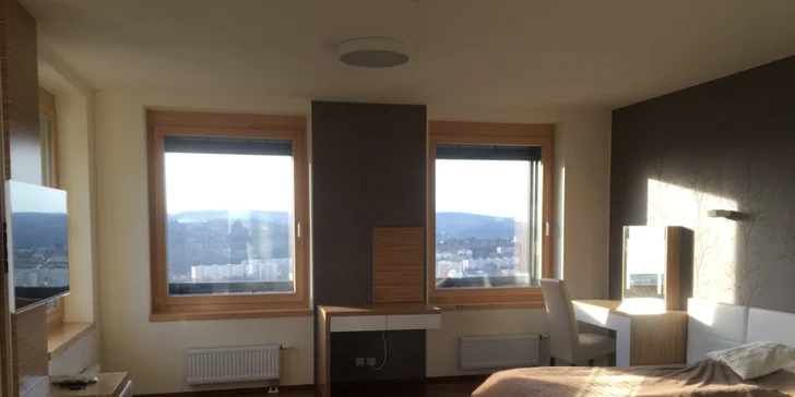 Romantická noc v nejvyšší budově ČR: luxusní apartmá s bazénem a saunou