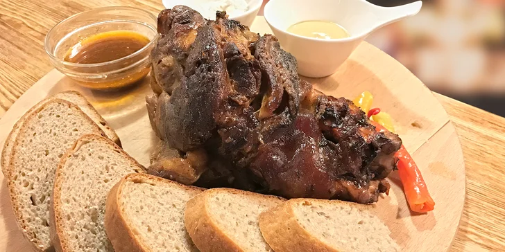 Parádní voňavá bašta k pivu: 700g pečené vepřové koleno