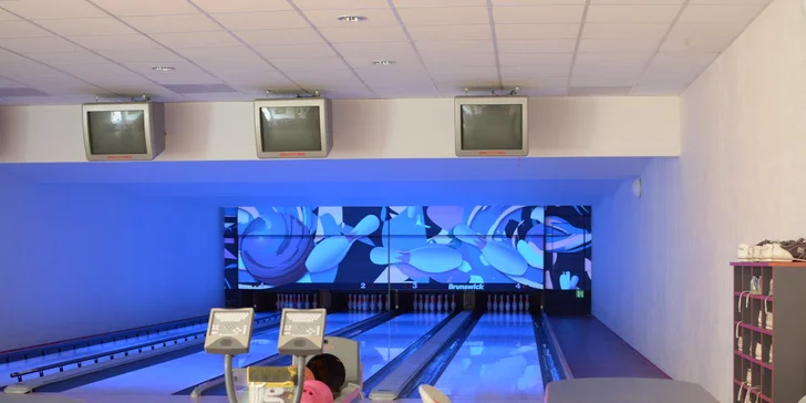 Až dvě hodiny bowlingu pro partu přátel