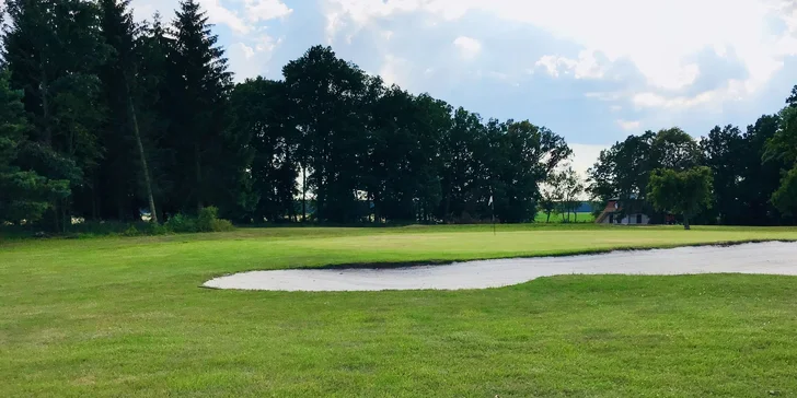 Každý den si tu budete moci užívat hru golfu na 18jamkovém hřišti.