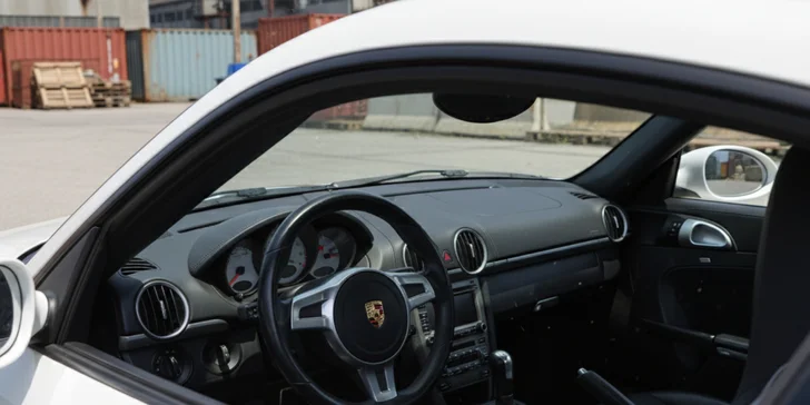 Na výber máte jazdu v Porsche Cayman S, alebo si doprajte dvojnásobnú dávku zážitku s kombinovanými jazdami, kde si môžete porovnať legendárne Lamborghini Gallardo či elegantné Ferrari California T.