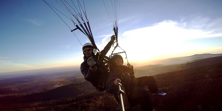 Nebeský zážitek pro celou rodinu: Tandemový paragliding už od 4 let věku