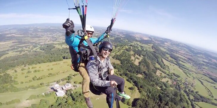 Nebeský zážitek pro celou rodinu: Tandemový paragliding už od 4 let věku