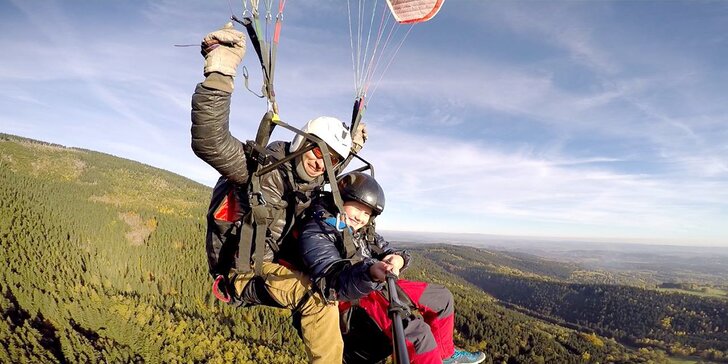 Nebeský zážitek pro celou rodinu: Tandemový paragliding a video
