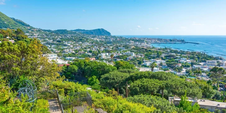 Capri si uchovává atmosféru časů římského impéria a Procida vás okouzlí barevnými domy i vyhlídkami na tyrkysové moře. 