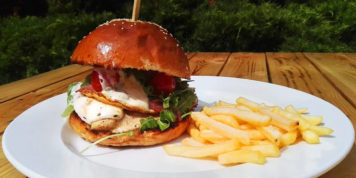 Nechte si chutnat: Kuřecí burger v domácí housce a porce hranolků