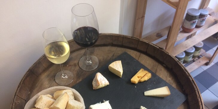Gurmánské rendez-vous v pasáži Lucerna: 300 gramů sýrů a 2 sklenky vína