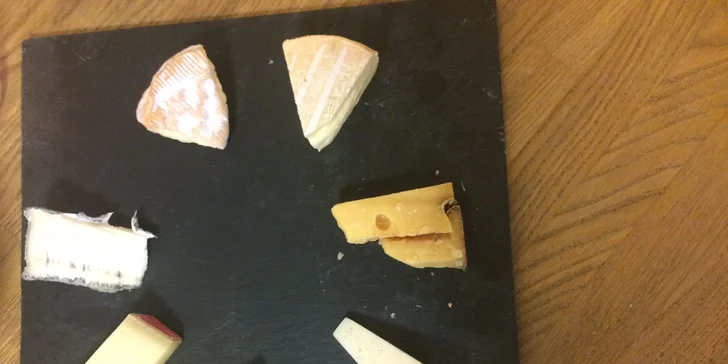 Gurmánské rendez-vous v pasáži Lucerna: 300 gramů sýrů a 2 sklenky vína