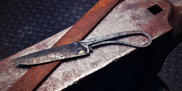  Na závěr vám na nůž nebo dýku dokonce vygravírují iniciály jména, nebo něco na přání, a dostanete i kožené pouzdro.