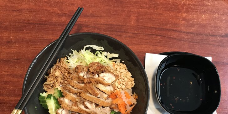 Exkluzivní Bun Ga Nam Bo: jarní závitky a kuřecí maso s rýžovými nudlemi