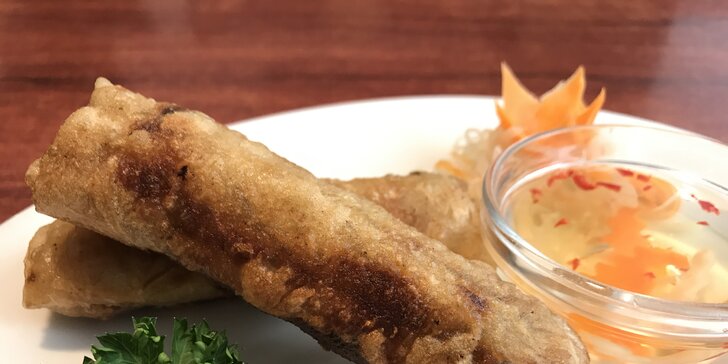 Vietnamská večeře: smažené závitky, polévka pho i rýžové nudle s masem