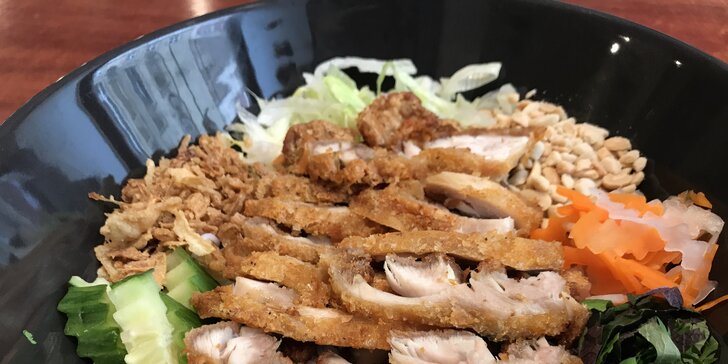 Exkluzivní Bun Ga Nam Bo: jarní závitky a křupavé kuřecí maso s rýžovými nudlemi