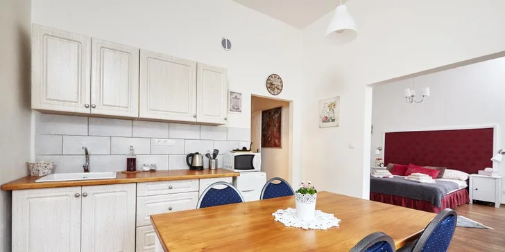Relax v Kutné Hoře: apartmán v centru, bylinná koupel i 3chodová večeře