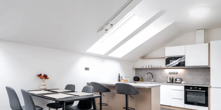 Každý apartmán je vybavený moderní koupelnou vč. pračky, TV, minibarem, rychlovarnou konvicí a kuchyňským koutem.
