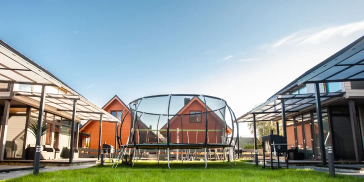 Pre deti je na mieste ihrisko so šmykľavkami, hojdačkami, trampolínou a pieskoviskom.