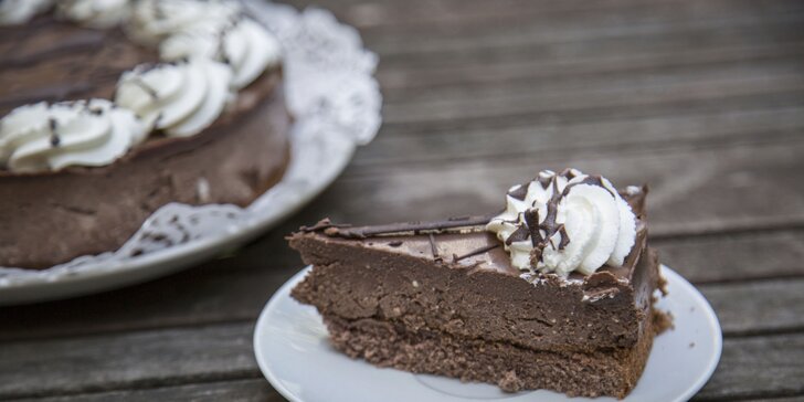 Piškotový dort s malinami, čokoládový s tvarohem nebo šlehačkový Harlekýn