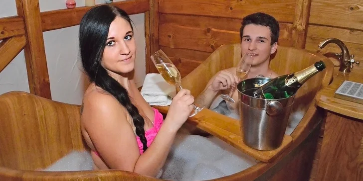 Romance pro dva: koupel v dřevěných kádích s lahví Prosecca nebo neomezeným množstvím piva a aromaterapie s hudbou