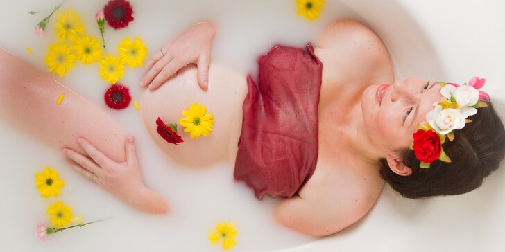 Těhotenská romantika: Focení v mléčné koupeli nebo i v ateliéru