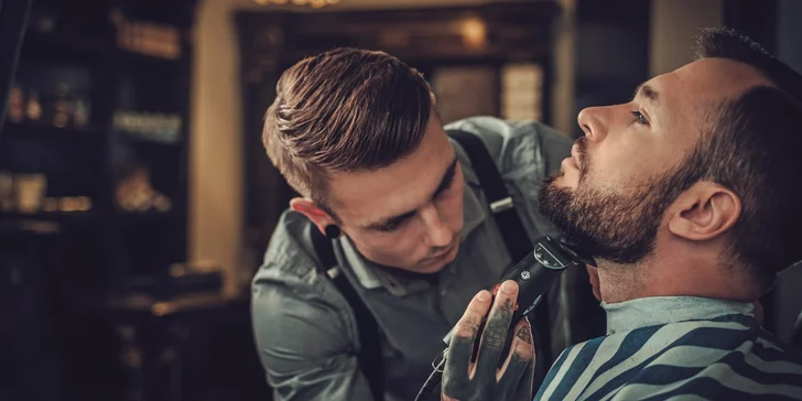 VIP barber balíček plný péče: střih, masáž hlavy, hot towel, pleťová maska i sklenka alkoholu
