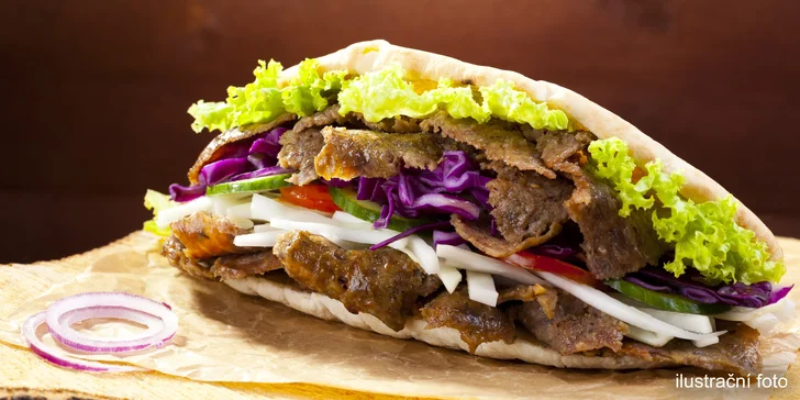 Nadlábněte se: XXL telecí kebab v tureckém chlebu s hromadou oblohy