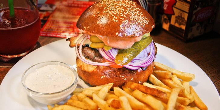 Vydatný 200g burger a hranolky pro 1 nebo pro 2 v restauraci Minigolf