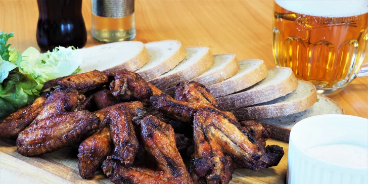 Dvě hodiny bowlingu až pro 8 hráčů i varianta s kilem křidýlek Buffalo Wings
