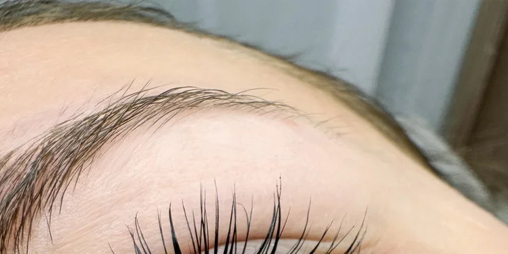 Čeká vás jemné odlíčení a důkladné odmaštění pro perfektní výsledek.