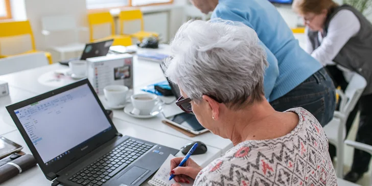 WhatsApp? To dá i vaše babička! Podpořte vznik digitálních koutků pro seniory