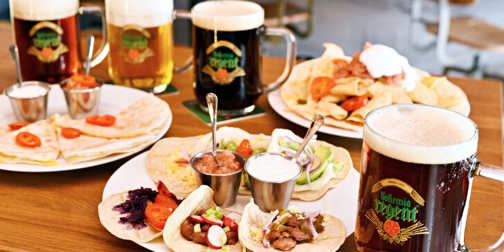 Koktejly nebo pivo a talíř mexických dobrot v baru u náměstí Míru