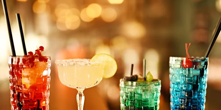 Koktejly nebo pivo a talíř mexických dobrot v baru u náměstí Míru
