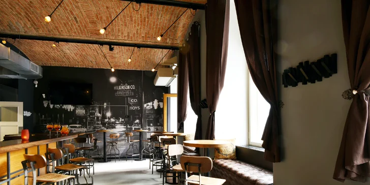 Koktejly nebo pivo a talíř mexických dobrot v baru u náměstí Míru