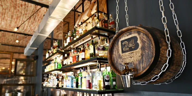 Koktejly nebo pivo a talíř mexických dobrot v baru u náměstí Míru