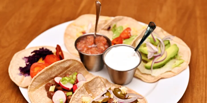 Koktejly nebo pivo a talíř mexických dobrot v baru u náměstí Míru