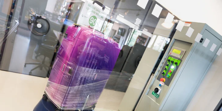 Nechte si před letem zabalit zavazadlo na profesionálním balícím stroji